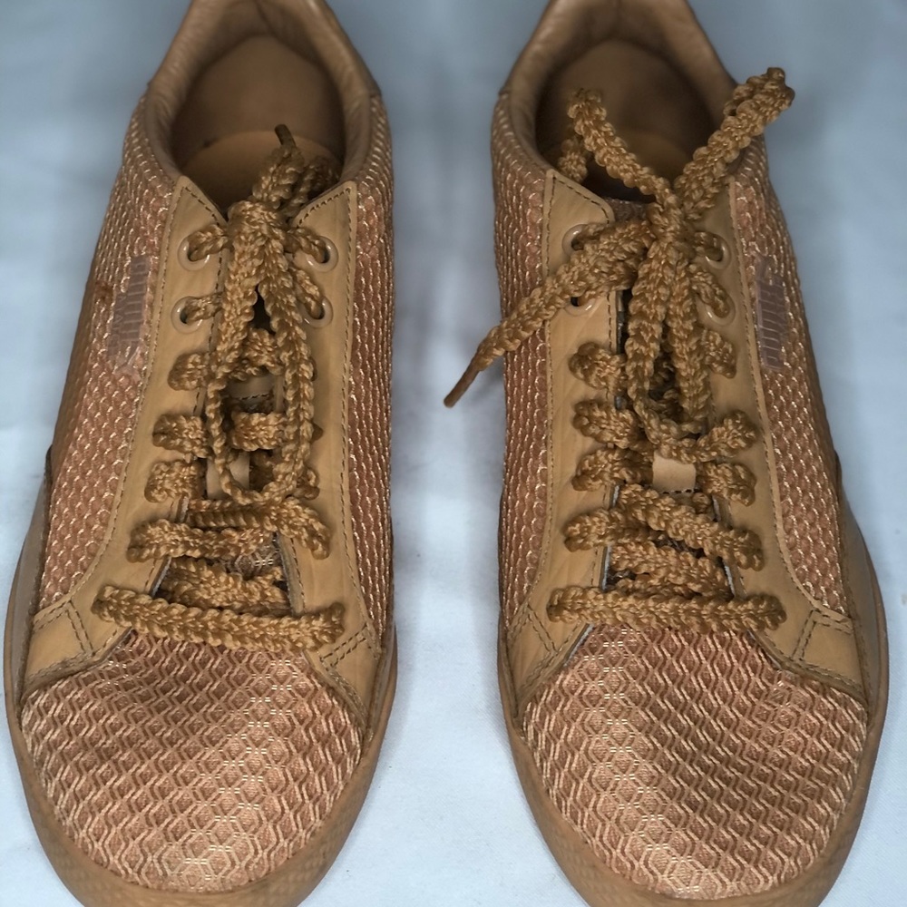 Saint Heron gold pumas